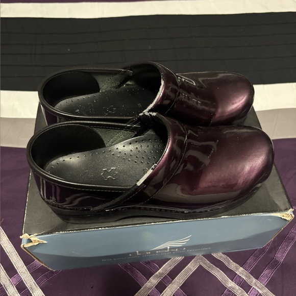 Dansko Women’s Shiny Dark Purple Clogs - Picture 4 of 11